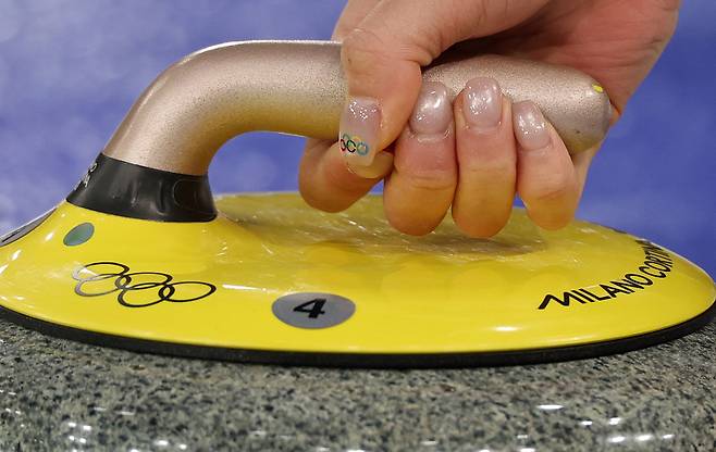 15일(현지시간) 이탈리아 코르티나담페초 컬링 올림픽 스타디움에서 열린 2026 밀라노ㆍ코르티나담페초 동계올림픽 컬링 여자 라운드로빈 한국과 일본의 경기에서 스톤을 잡은 한국 설예은의 손톱에 오륜기가 그려져 있다. 로이터|연합뉴스