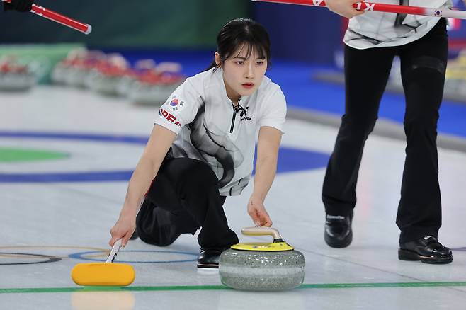 15일(현지시간) 이탈리아 코르티나담페초 컬링 올림픽 스타디움에서 열린 2026 밀라노ㆍ코르티나담페초 동계올림픽 컬링 여자 라운드로빈 한국과 일본의 경기에서 한국 설예은이 투구하고 있다. 연합뉴스