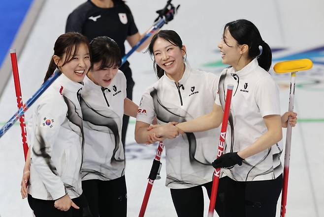 한일전 승리 후 기뻐하는 여자 컬링 대표팀. 연합뉴스