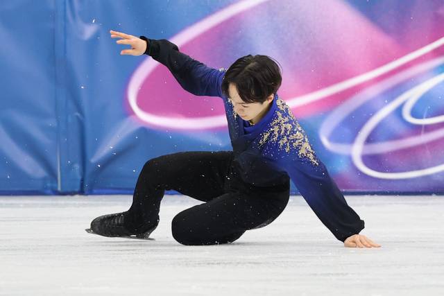 이탈리아 밀라노 아이스스케이팅 아레나에서 열린 2026 밀라노ㆍ코르티나담페초 동계올림픽 남자 싱글 프리 스케이팅에 출전한 일본 가기야마 유마가 연기를 펼치던 중 넘어지고 있다. 가기야마는 이날 최종총점 280.06점으로 은메달을 획득했다. 연합뉴스