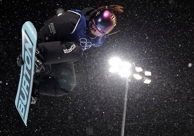 동계올림픽 스노보드 여자 하프파이프 결선에서 공중 연기를 펼치는 최가온. 연합뉴스