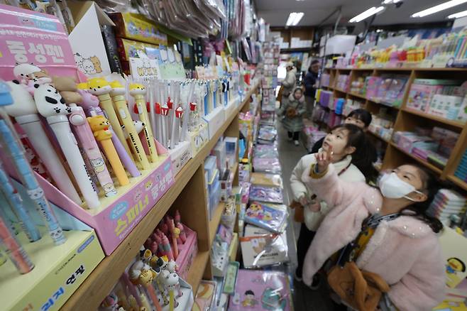 새 학기를 앞둔 서울 종로구 창신동문구완구시장을 찾은 학생들이 학용품을 둘러보고 있는 모습. [연합뉴스]