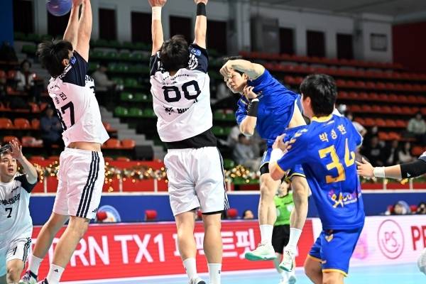 사진 신한 SOL Bank 25-26 핸드볼 H리그 두산과 충남도청 경기 모습, 사진 제공=한국핸드볼연맹