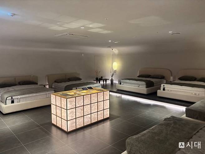 한샘 프리미엄 매트리스 포시즌이 온도와 습도 제어를 통해 쾌적한 수면을 제공한다. 사진은 서울 강남구 한샘 플래그십 논현점 3층. /사진=최진원 기자