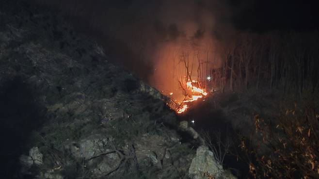 전국적으로 비 소식 없는 메마른 날씨가 이어지면서 설 연휴를 앞두고 산불 발생이 잇따르고 있다. 사진은 지난 14일 충남 금산군 진산면 백마산에서 발생한 산불이 능선을 따라 번지는 모습. /사진=뉴스1