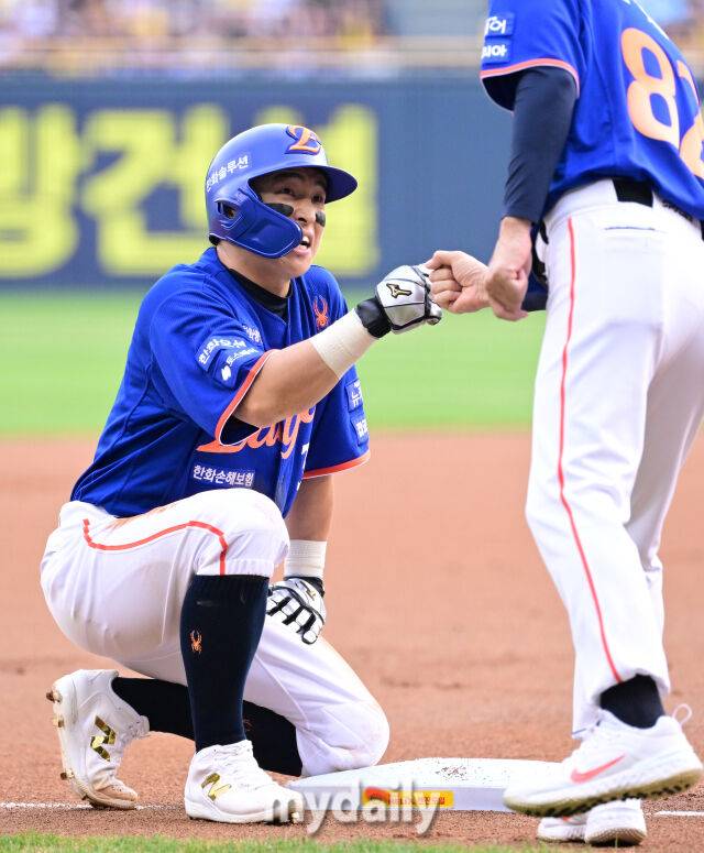 2025년 8월 9일 오후 서울 잠실구장에서 열린 '2025 신한 SOL뱅크 KBO 리그' 한화 이글스와 LG 트윈스의 경기. 한화 1루 주자 손아섭이 1회초 1사 1루서 문현빈의 안타 때 3루를 밟고 코치의 축하를 받고 있다./마이데일리
