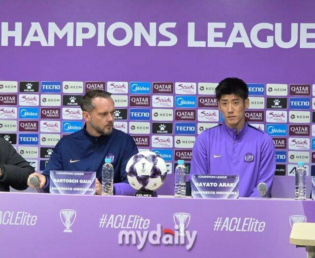 산프레체 히로시마 바르토슈 가올 감독, 아라키 하야토(왼쪽부터)./목동종합운동장=노찬혁 기자