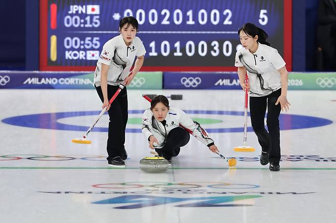 15일 이탈리아 코르티나담페초 컬링 올림픽 스타디움에서 열린 2026 밀라노·코르티나 동계올림픽 컬링 여자 라운드로빈 한국과 일본의 경기에서 한국 스킵 김은지가 10엔드 마지막 스톤을 투구하고 있다. 이날 경깅테서 한국이 7-5로 승리했다. [연합]