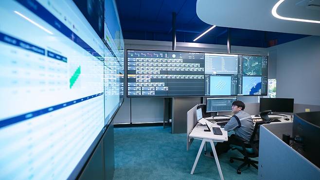 제주도 두산윈드파워센터(WPC)에서 두산에너빌리티 직원이 풍력발전기 이상 여부를 확인하고 있다. [두산에너빌리티 제공]