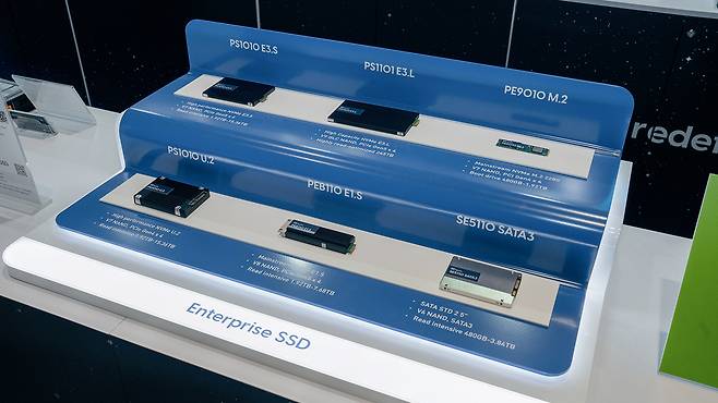 SK하이닉스가 지난해 10월 ‘OCP 글로벌 서밋 2025’에서 선보인  eSSD 제품들. [SK하이닉스 제공]