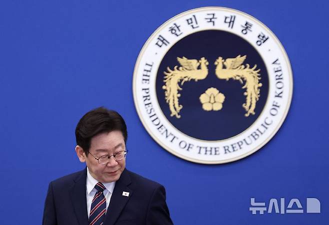 [서울=뉴시스] 최동준 기자 = 이재명 대통령이 12일 청와대에서 열린 수석보좌관회의에 참석해 자리에 착석하고 있다. 2026.02.12. photocdj@newsis.com