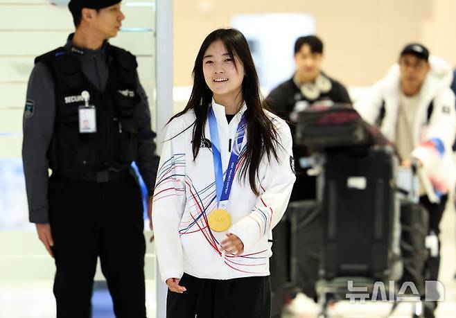 [인천공항=뉴시스] 최진석 기자 = 2026 밀라노·코르티나담페초 동계 올림픽 스노보드 여자 하프파이프 금메달을 획득한 최가온이 16일 인천국제공항 제2여객터미널을 통해 귀국하고 있다. 최가온은 한국 설상 종목 1호 금메달리스트가 됐다. 이는 이번 대회에서 수확한 한국 선수단의 첫 금메달이다. 2026.02.16. myjs@newsis.com