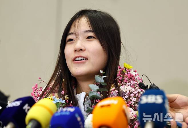 [인천공항=뉴시스] 최진석 기자 = 2026 밀라노·코르티나담페초 동계 올림픽 스노보드 여자 하프파이프 금메달을 획득한 최가온이 16일 인천국제공항 제2여객터미널을 통해 귀국해  인터뷰를 하고 있다. 최가온은 한국 설상 종목 1호 금메달리스트가 됐다. 이는 이번 대회에서 수확한 한국 선수단의 첫 금메달이다. 2026.02.16. myjs@newsis.com