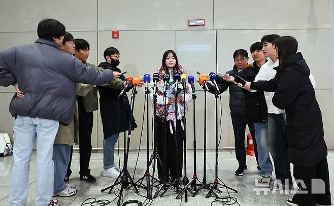 [인천공항=뉴시스] 최진석 기자 = 2026 밀라노·코르티나담페초 동계 올림픽 스노보드 여자 하프파이프 금메달을 획득한 최가온이 16일 인천국제공항 제2여객터미널을 통해 귀국해  인터뷰를 하고 있다. 최가온은 한국 설상 종목 1호 금메달리스트가 됐다. 이는 이번 대회에서 수확한 한국 선수단의 첫 금메달이다. 2026.02.16. myjs@newsis.com