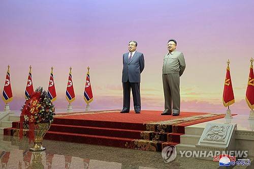 북한 김정은, 4년만에 김정일 생일에 금수산태양궁전 참배 (평양 조선중앙통신=연합뉴스) 김정은 북한 국무위원장이 지난 16일 4년만에 '광명성절'(김정일 생일, 2.16일)을 맞아 금수산태양궁전을 찾아 김일성ㆍ김정일 동상에 헌화하고 경의를 표했다고 조선중앙통신이 17일 보도했다. 이날 참배에는 박정천ㆍ리히용 당 비서, 노광철 국방상, 김재룡 당 부장, 김여정 당 부부장이 수행했다. 2025.2.17      [국내에서만 사용가능. 재배포 금지. For Use Only in the Republic of Korea. No Redistribution] nkphoto@yna.co.kr