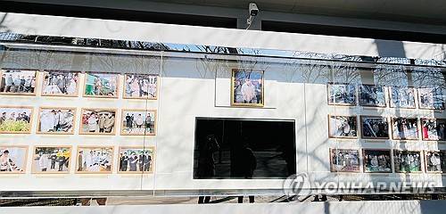 김정일 위원장 사진이 걸린 주중 북한대사관 게시판 [베이징=연합뉴스 제공]