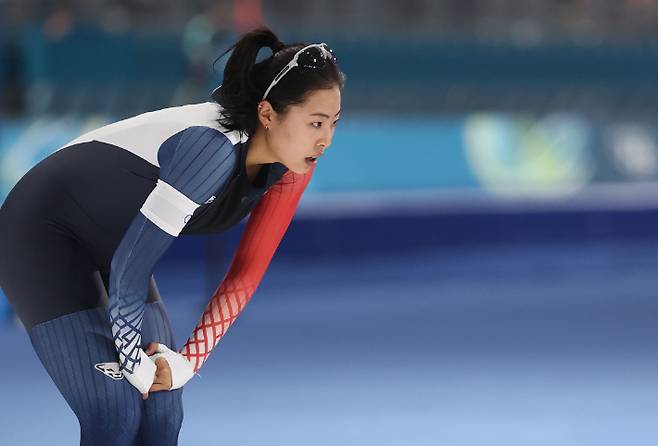 15일(현지시간) 이탈리아 밀라노 스피드스케이팅 스타디움에서 열린 2026 밀라노ㆍ코르티나담페초 동계올림픽 스피드스케이팅 여자 500m에 출전한 이나현이 경기를 마친 뒤 숨을 고르고 있다. 연합뉴스