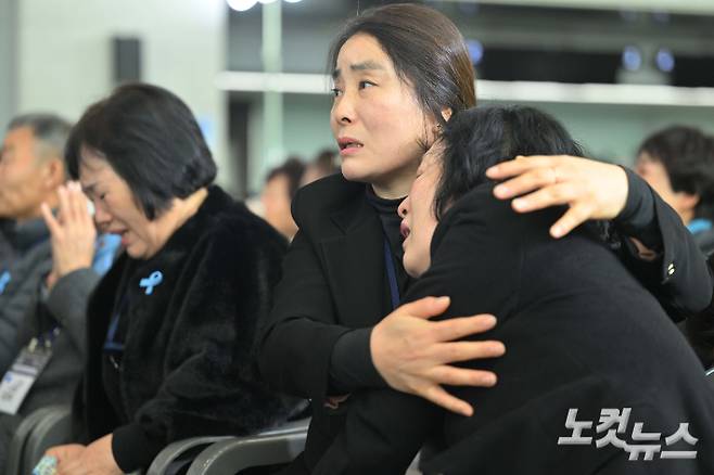 12.29 제주항공 여객기 참사 1주기인 지난해 29일 오전 전남 무안국제공항에서 추모식이 엄수되고 있는 가운데 추모식에 참석한 유가족들이 오열하고 있다. 사진공동취재단