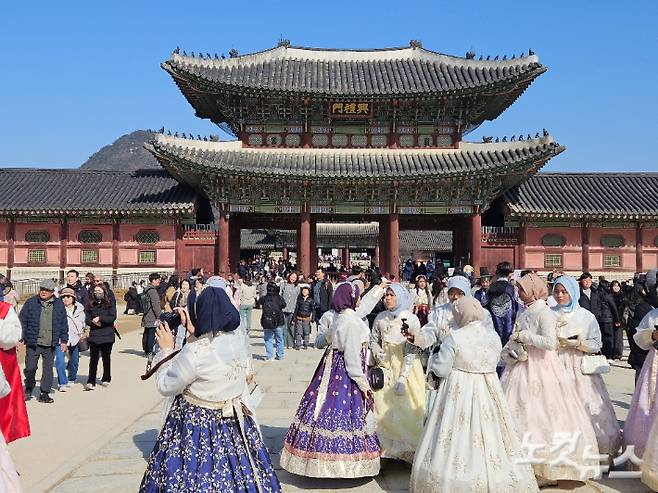 16일 오전 서울 종로구 경복궁이 외국인 관광객 등으로 붐비고 있다. 이원석 기자