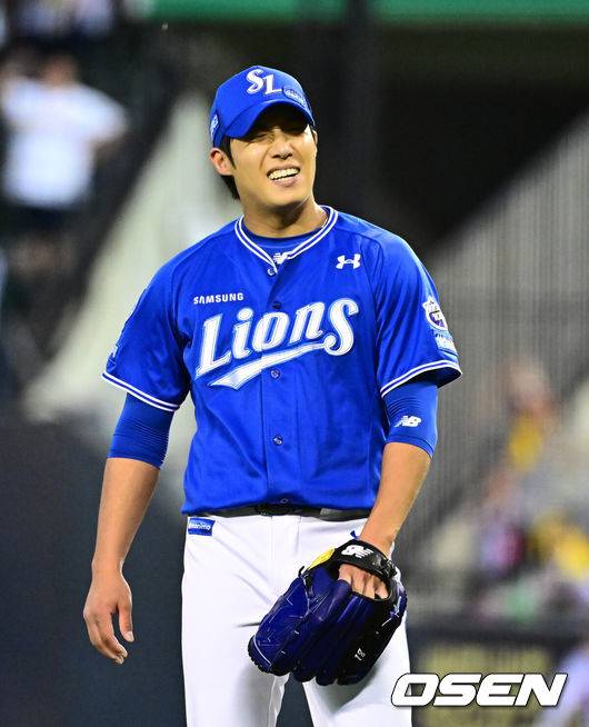 [OSEN=잠실, 지형준 기자] 20일 서울 잠실구장에서 ‘2025 신한 SOL Bank KBO리그’ LG 트윈스와 삼성 라이온즈의 경기가 열렸다.LG는 외국인 투수 톨허스트를, 삼성은 원태인을 선발투수로 내세웠다.3회말 2사 1,3루에서 삼성 원태인이 LG 신민재에 1타점 중전 적시타를 허용하며 아쉬워하고 있다. 2025.09.20 /jpnews@osen.co.kr