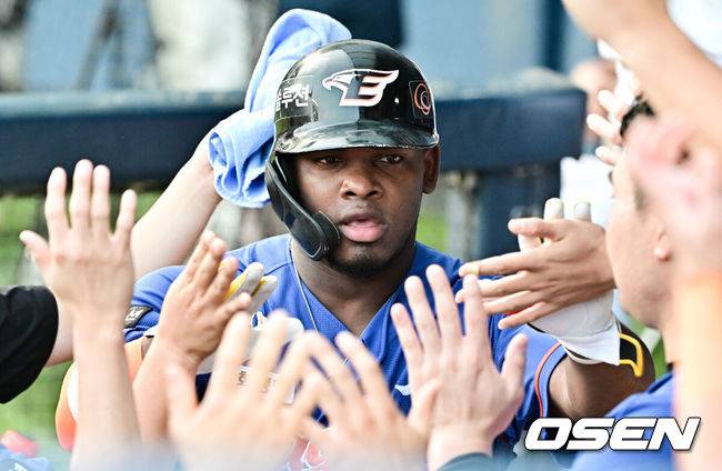 [OSEN=잠실, 박준형 기자] 24일 오후 서울 잠실야구장에서 ‘2024 신한 SOL BANK KBO리그’ 두산 베어스와 한화 이글스의 경기가 진행됐다.이날 두산은 곽빈을, 한화는 바리아를 선발투수로 내세웠다.4회초 한화 선두타자 페라자가 선취 솔로홈런을 날리고 동료들의 축하를 받고 있다    2024.08.24 / soul1014@osen.co.kr