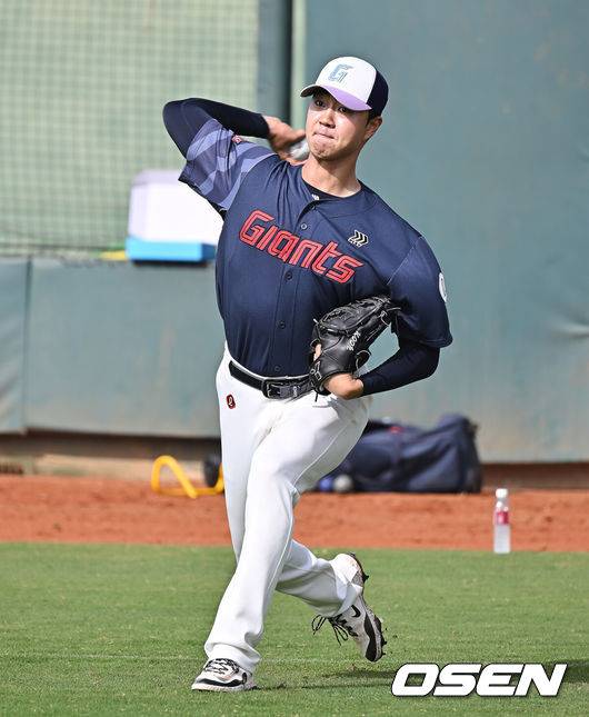 [OSEN=타이난(대만) , 이석우 기자] 프로야구 롯데 자이언츠가 31일(한국시간) 대만 타이난 아시아-태평양 국제야구센터에 스프링캠프를 차리고 구슬땀을 흘렸다.김태형 감독 등&nbsp;코치진과 투수&nbsp;20명,&nbsp;포수&nbsp;5명,&nbsp;내야수&nbsp;9명,&nbsp;외야수&nbsp;7명 등 총&nbsp;41명의 선수단이 1월 20일까지 1차 캠프에서 체력 강화와 기술 훈련을 치른 뒤 21일부터 3월 5일까지 일본 미야자키로 옮겨 2차 캠프에서 구춘리그에 참가해 실전 감각을 점검한다.롯데 윤성빈이 훈련하고 있다. 2026.01.31 / foto0307@osen.co.kr