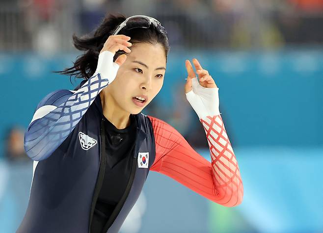 스피드스케이팅 이나현이 15일(현지시간) 이탈리아 밀라노 스피드스케이팅 스타디움 열린 2026 밀라노·코르티나담페초 동계올림픽 스피드스케이팅 여자 500m 경기를 마친 뒤 아쉬워하고 있다. 김민선은 38초01로 결승선을 통과하며 최종 14위로 경기를 마쳤다. 밀라노=뉴스1