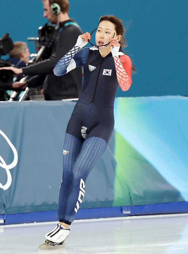 스피드스케이팅 김민선이 15일(현지시간) 이탈리아 밀라노 스피드스케이팅 스타디움 열린 2026 밀라노·코르티나담페초 동계올림픽 스피드스케이팅 여자 500m 경기를 마친 뒤 전광판 기록을 확인하고 있다. 김민선은 38초01로 결승선을 통과하며 최종 14위로 경기를 마쳤다. 뉴스1
