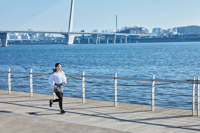 야외 산책은 식후 혈액 속 포도당 연소를 돕는다.게티이미지뱅크