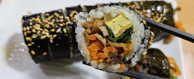 우엉 같은 전분채소는 밥과 비슷한 ‘탄수화물 식품’으로 인지하고 섭취량을 관리하는 것이 필요하다.&nbsp;박윤희 기자