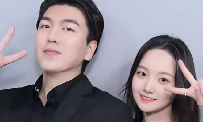 유튜브 채널 ‘김프로(KIMPRO)’ 운영자인 김동준씨와 사촌 동생 유백합씨. 유튜브 캡처