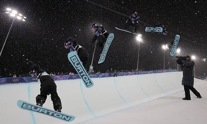 스노보드 선수 최가온이 12일(현지시간) 이탈리아 리비뇨 스노파크에서 열린 2026 밀라노·코르티나담페초 동계 올림픽 스키 스노보드 여자 하프파이프 결선에서 마지막 3차 시기 묘기를 선보이고 있다. 리비뇨=연합뉴스