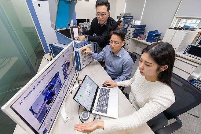 KT가 글로벌 무선통신 분야 선도 기업인 퀄컴 테크놀로지스(퀄컴), 독일 통신장비업체 로데슈바르즈와 인공지능(AI) 기반 차세대 무선 송수신 기술 시연에 성공했다. KT 제공