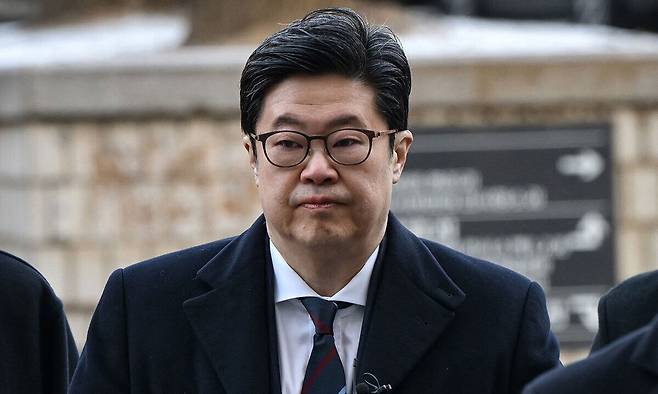 김병주 MBK파트너스 회장이 지난 1월 13일 서울 서초구 서울중앙지방법원에서 열린 구속 전 피의자 심문(영장실질심사)에 출석하고 있다. 공동취재사진