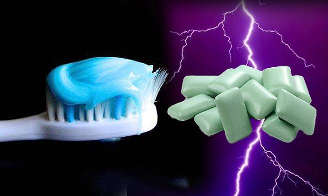 강한 민트향과 턱의 움직임은 뇌에 “이제 활동 시간”이라는 잘못된 신호를 보낸다. 게티이미지뱅크