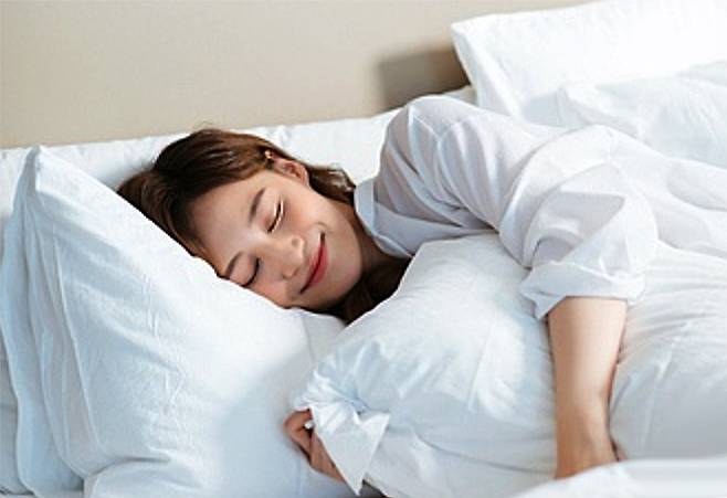 완벽한 숙면은 ‘채우는 것’이 아니라 ‘비우고 낮추는 것’에서 시작된다.&nbsp;게티이미지뱅크