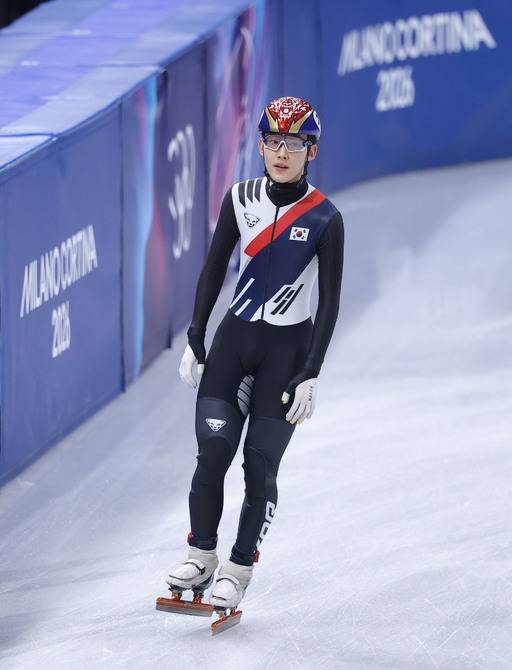 16일(현지시간) 이탈리아 밀라노 아이스스케이팅 아레나에서 열린 2026 밀라노-코르티나담페초 동계올림픽 쇼트트랙 남자 500m 예선에서 임종언이 탈락한 뒤 아쉬워하고 있다. 연합뉴스