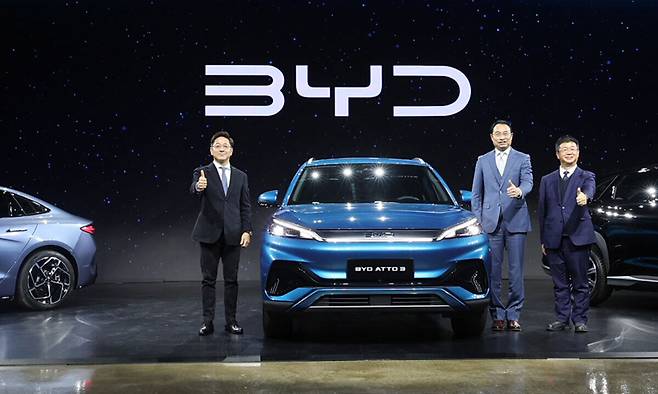 지난해 1월 열린 중국 BYD 승용 브랜드 런칭 미디어 쇼케이스 행사에서 BYD 관계자들이 차량을 설명하고 있다. 뉴시스&nbsp;
