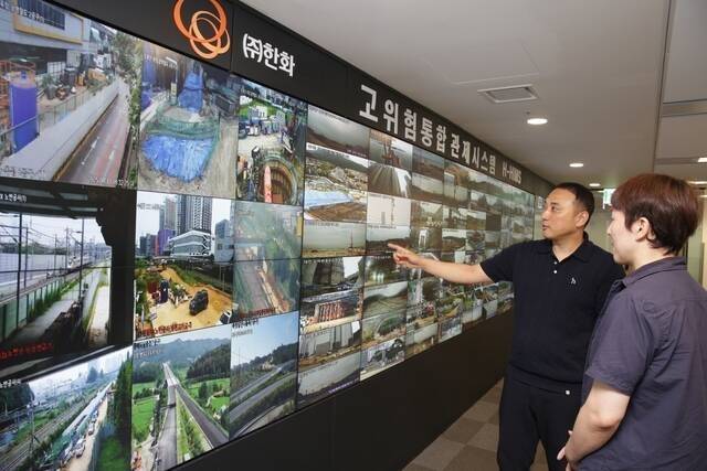 한화 건설부문이 실시간 안전관리체계 강화를 위해 현장 밀착형 폐쇄회로(CC)TV 통합관제 시스템에 인공지능(AI) 영상분석 기술을 활용하는 모습. 한화 건설부문 제공