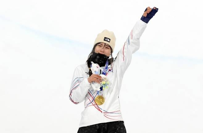 한국 설상 첫 금메달 목에 건 스노보드 최가온 - 12일(현지시간) 이탈리아 리비뇨 스노파크에서 열린 2026 밀라노·코르티나담페초 동계 올림픽 스키 스노보드 여자 하프파이프 결선에서 90.25점을 획득해 금메달을 획득한 한국 최가온이 금메달을 목에 건 뒤 기뻐하고 있다. 연합뉴스