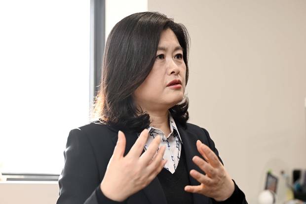 윤미정 더마그넷 대표가 최근 서울 서초구 사무실에서 진행된 서울경제신문 인터뷰에서 미국 월마트의 혁신 전략에 대해 설명하고 있다.  조태형 기자