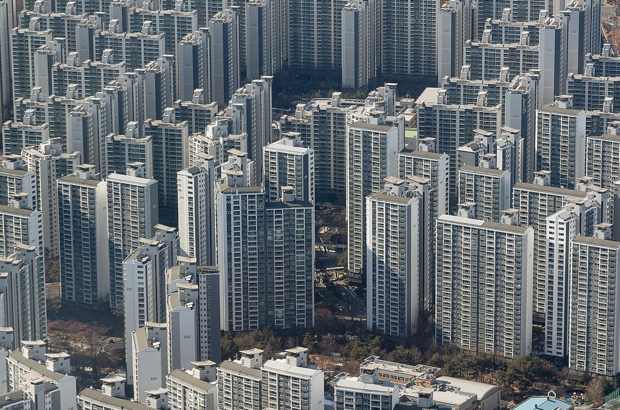 서울 송파구 롯데월드타워 전망대에서 바라본 아파트들의 모습. 연합뉴스