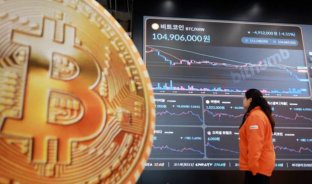비트코인이 12거래일 동안 29억 달러 이상의 거대 자금이 빠져나가며 2026년 최저치로 추락한 5일 서울 서초구 빗썸라운지 강남본점 현황판에 비트코인 등 가상화폐 거래 가격이 표시되고 있다. 뉴스1