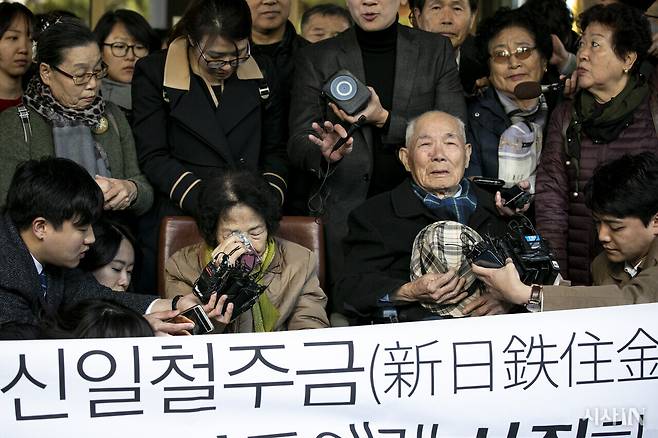 2018년 일제 강제징용 손해배상청구 소송 재상고심에서 승소한 피해자와 유가족. ⓒ시사IN 신선영