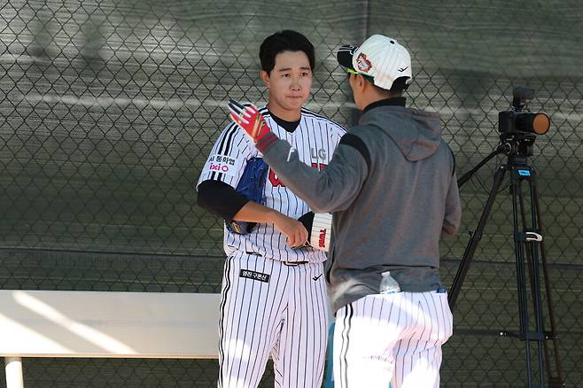 ▲ LG 마무리 투수 유영찬과 김광삼 투수코치. ⓒ LG 트윈스