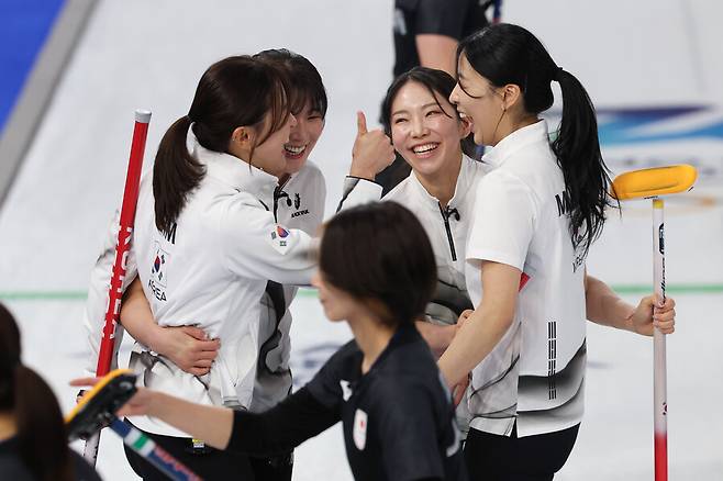 ▲ 한국 여자 컬링 대표팀은 ‘2026 밀라노·코르티나담페초 동계올림픽’ 여자 컬링 로빈 라운드 5차전에서 일본에 7-5로 이기고 최대 고비를 넘겼다. 하지만 6엔드를 앞둔 시점, 광고 시간에 경기 내용과 전혀 무관한 일장기 그래픽이 화면 중앙에 약 10초 정도 송출되며 시청자들이 아연실색했다.