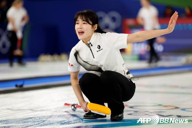 한국 여자 컬링 대표팀 경기도청 설예은이 14일(한국 시간) 이탈리아 코르티나담페초의 코르티나 컬링 올림픽 스타디움에서 열린 2026 밀라노·코르티나 동계올림픽 컬링 라운드로빈에서 지시하고 있다. /AFPBBNews=뉴스1