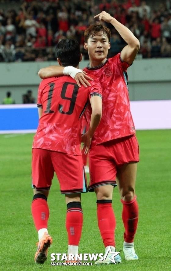 한국 축구 국가대표팀이 지난 10월 14일 서울월드컵경기장에서 파라과이 대표팀과 친선경기를 벌였다.  오현규가 두 번째 골을 터뜨린 후 어시스트를 한 이강인과 기뻐하고 있다. /사진=김진경 대기자