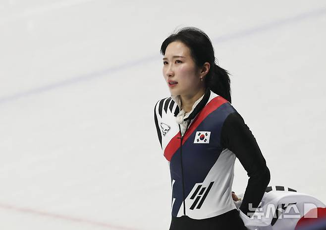 김길리가 16일(현지시간) 이탈리아 밀라노 아이스 스케이팅 아레나에서 열린 2026 밀라노·코르티나 담페초 동계올림픽 쇼트트랙 여자 1000m에서 동메달을 따낸 뒤 아쉬움에 눈물을 보이고 있다. /사진=뉴시스