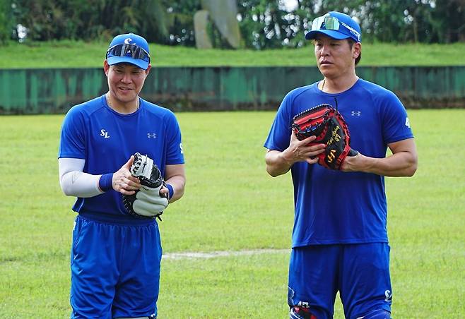 삼성 라이온즈 포수 강민호(오른쪽)와 박세혁이 지난 1월 소속팀의 괌 1차 스프링캠프에서 수비 훈련 중인 모습. 사진 삼성 라이온즈